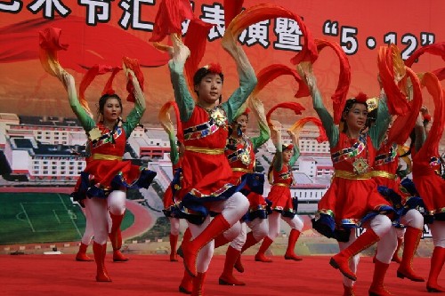 汶川一中藝術(shù)匯報表演紀念“5.12”兩周年