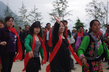 蘿卜寨：祭壇開(kāi)壇儀式迎來(lái)震后首批游客