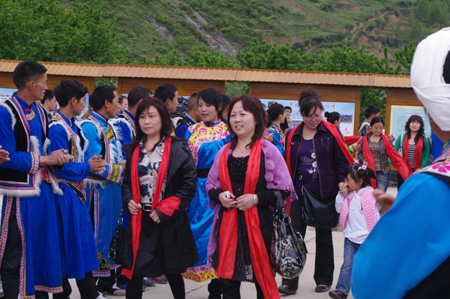 蘿卜寨：祭壇開(kāi)壇儀式迎來(lái)震后首批游客