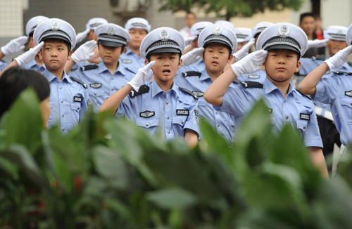 河南首支少年交警大隊在鄭州成立