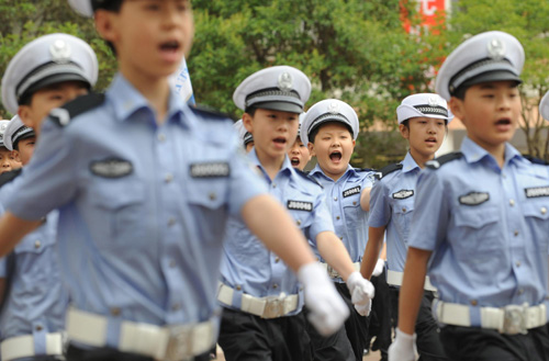 河南首支少年交警大隊在鄭州成立