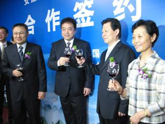 安徽郵政公司與安徽省旅游局簽署合作諒解備忘錄安徽旅游、郵政攜手 共創(chuàng)旅游新時(shí)代