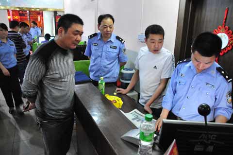 河南固始警方強(qiáng)力開展網(wǎng)吧、旅館等行業(yè)安全檢查整治行動(dòng)