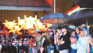 臺北市民冒雨逛成都大廟會 領(lǐng)略四川風(fēng)姿
