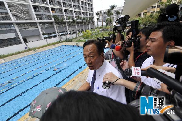 郭臺(tái)銘赴富士康遭圍堵 就跳樓事件鞠躬致歉(圖)