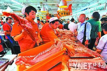 新崇菜試營業(yè)三小時(shí) 老顧客尋舊攤位(圖)