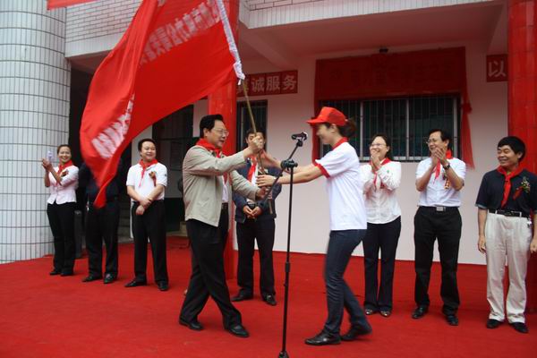 達(dá)州市把關(guān)愛(ài)送到農(nóng)民工子女心上(組圖）
