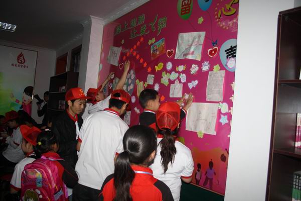 達(dá)州市把關(guān)愛(ài)送到農(nóng)民工子女心上(組圖）