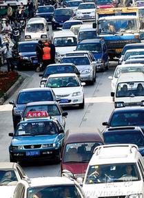 昆明出租車錯(cuò)峰交班首日 打車沒(méi)以前“老火”了