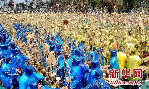 中國長春創(chuàng)造2175人沸騰可樂噴泉世界紀(jì)錄