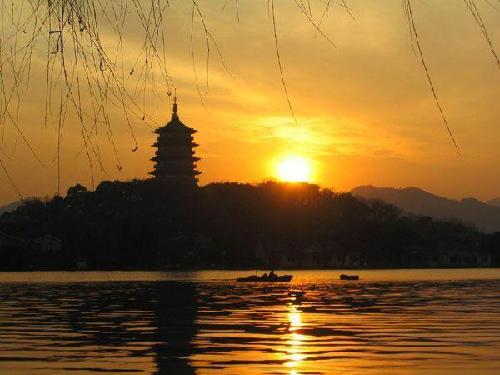 杭州西湖：高檔“會(huì)所”擠占景區(qū)引發(fā)爭議