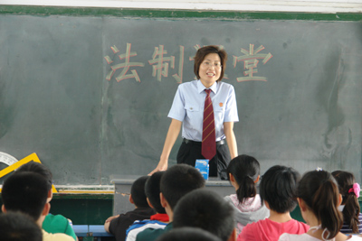 鄭州上街區(qū)法院一庭長護(hù)送學(xué)生放學(xué)獲贊譽(yù)