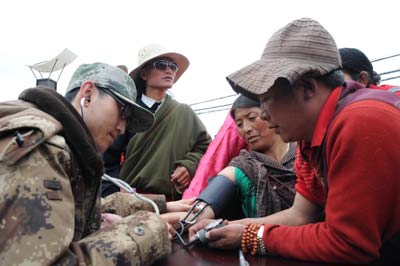 成都軍區(qū)某高炮旅為藏區(qū)群眾義務巡診