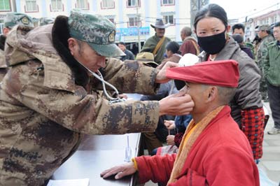成都軍區(qū)某高炮旅為藏區(qū)群眾義務巡診