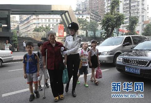 重慶女子交巡警隊伍正式上崗執(zhí)勤