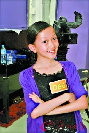 章子怡三歲小侄女現(xiàn)身 上臺答問可愛討喜(圖)