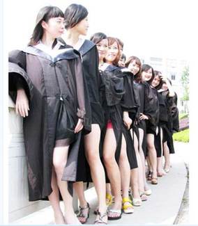 名校女生畢業(yè)照集體露大腿引爭議 網民態(tài)度不一（組圖）