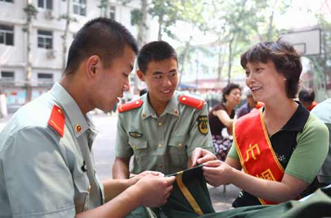 三里屯街道巾幗志愿者送服務(wù)進(jìn)警營活動