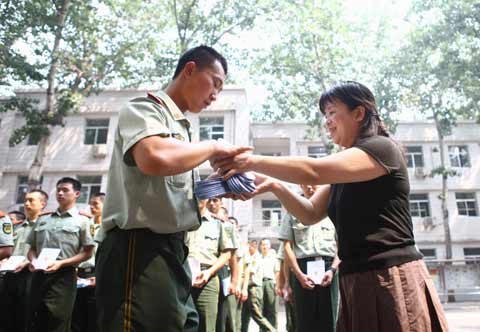 三里屯街道巾幗志愿者送服務(wù)進(jìn)警營活動