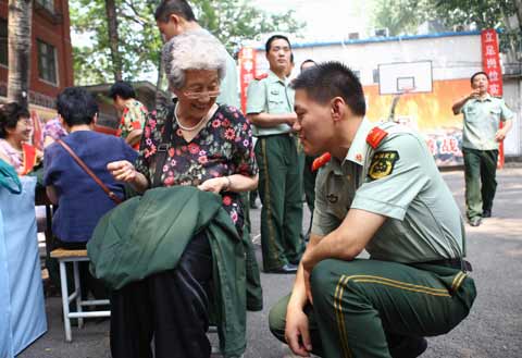 三里屯街道巾幗志愿者送服務(wù)進(jìn)警營活動