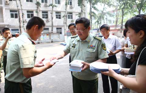 三里屯街道巾幗志愿者送服務(wù)進警營活動