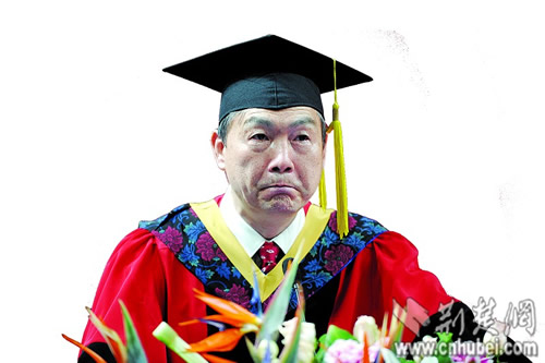 畢業(yè)典禮校長講話串聯(lián)熱詞 7700學(xué)子喊“根叔”