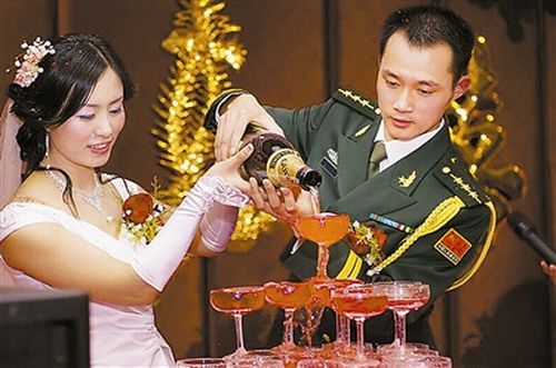 解放軍新條令禁網(wǎng)上征婚 嚴禁建網(wǎng)站開博客(圖)