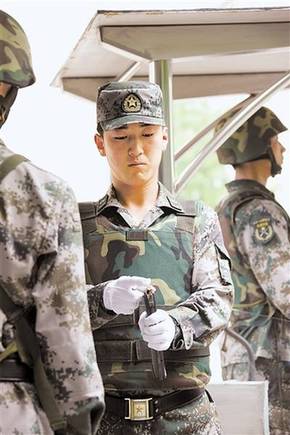 解放軍新條令要求營(yíng)門(mén)衛(wèi)兵須真槍實(shí)彈站崗執(zhí)勤(圖)
