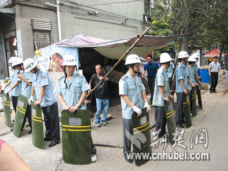 武漢城管“鐵桶陣執(zhí)法” 市民稱太過