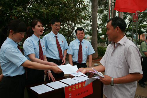 紅河中院黨員法官走上街頭開(kāi)展為民法律咨詢(xún)服務(wù)