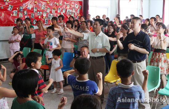 中國日?qǐng)?bào)捐助“太陽村” 溫暖特殊兒童（組圖）