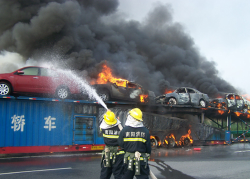 河南鎮(zhèn)平：大貨車(chē)突發(fā)大火 消防官兵全力撲救