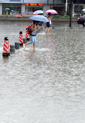江蘇出現(xiàn)強(qiáng)降雨
