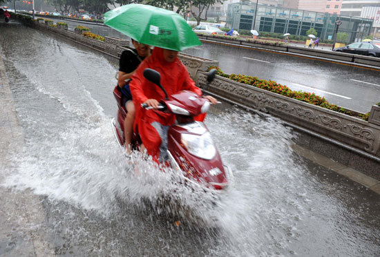 江蘇出現(xiàn)強(qiáng)降雨