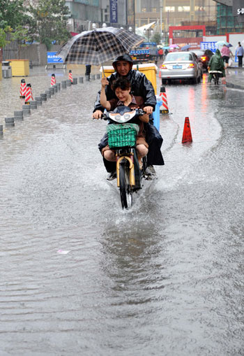 江蘇出現(xiàn)強(qiáng)降雨