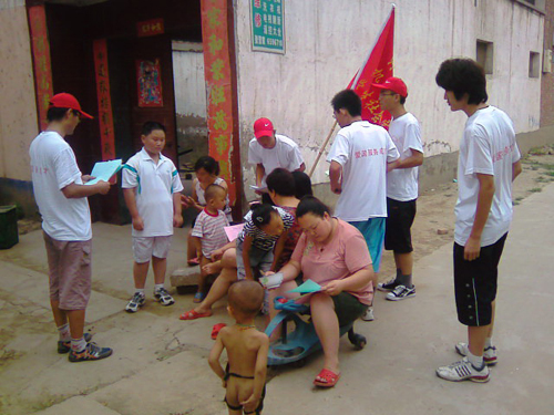 河南農(nóng)大學(xué)子在洛陽(yáng)開展環(huán)保宣傳活動(dòng)