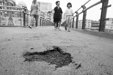 鄭州天橋建成20天 屢遭“破相”誰來管？
