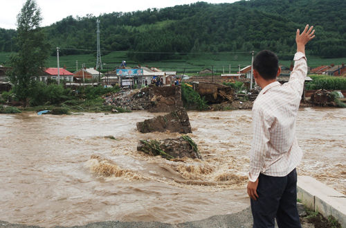 吉林省連降暴雨沖毀鐵路 村莊被淹大壩告急(圖)