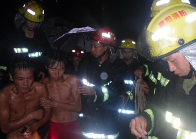 營救轉(zhuǎn)移被困群眾217人 洪水中連續(xù)奮戰(zhàn)3天