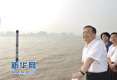 溫家寶總理在湖北考察防汛抗洪工作