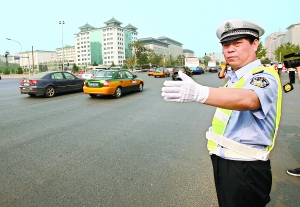 北京市交管局長、政委上崗執(zhí)勤 替換民警休息