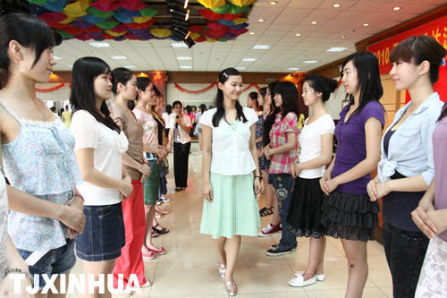 “資深”志愿者指導(dǎo)達(dá)沃斯禮儀服務(wù)志愿者新成員