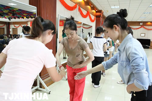 “資深”志愿者指導(dǎo)達(dá)沃斯禮儀服務(wù)志愿者新成員