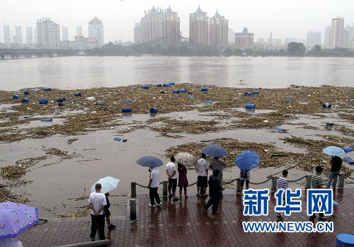 流入松花江的化工物料桶達(dá)7000只 黑龍江急應(yīng)對(duì)