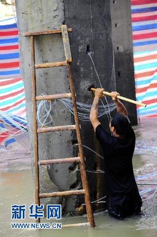 湖北最牛違規(guī)建筑因礙洪被成功爆破拆除