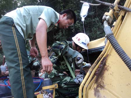 河南新縣消防官兵全力解救被壓司機(jī)