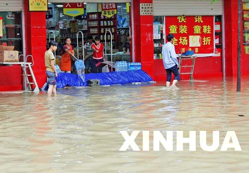 廣西部分地區(qū)遭暴雨襲擊 縣城部分街道出現內澇