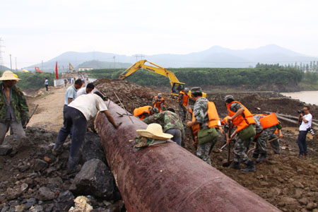 吉林通化正在搶修供水管線及市民各取水點(diǎn)取水