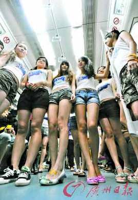 深圳地鐵13美女集體脫褲 稱宣傳低碳環(huán)保(圖)