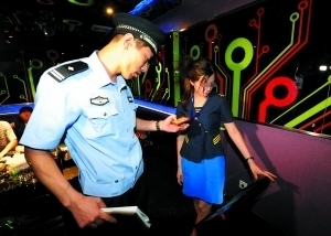 北京警方再度大規(guī)模查黃賭毒 女服務(wù)員躲進廁所